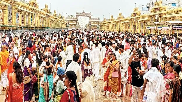 భక్తులతో కిక్కిరిసిన శ్రీమఠం  