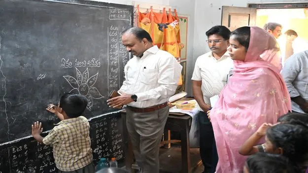 విద్యార్థులకు ప్రిన్సిపల్‌ సెక్రటరీ పాఠాలు 