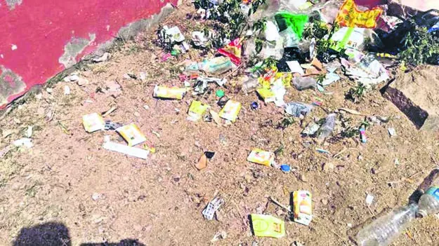 VHC: ఆరోగ్య కేంద్రం వద్ద అపరిశుభ్రత