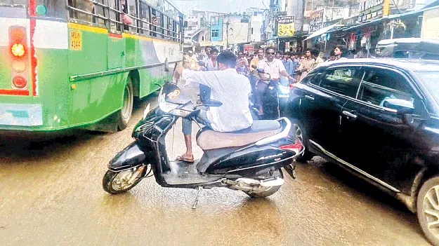 నడిరోడ్డుపై యువకుడి వీరంగం