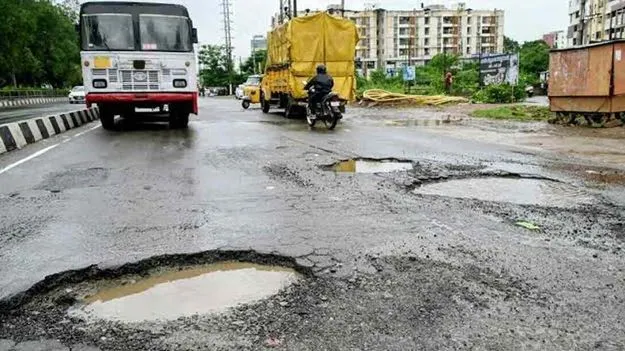 వర్షాలకు 2,405 కి.మీ. రోడ్లు ధ్వంసం