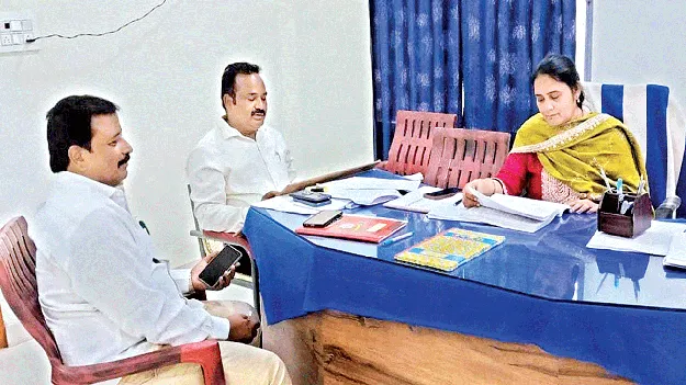 మొదటిరోజు ఒక్కరూ రాలేదు