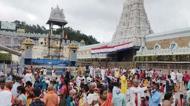 తిరుమలలో కొనసాగుతున్న భక్తుల రద్దీ