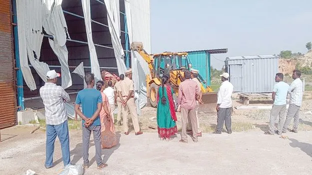 అనుమతుల్లేని రైస్‌మిల్లు కూల్చివేత 