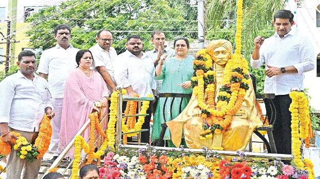 Gurajada's literature is timeless. గురజాడ సాహిత్యం శాశ్వతమైనది
