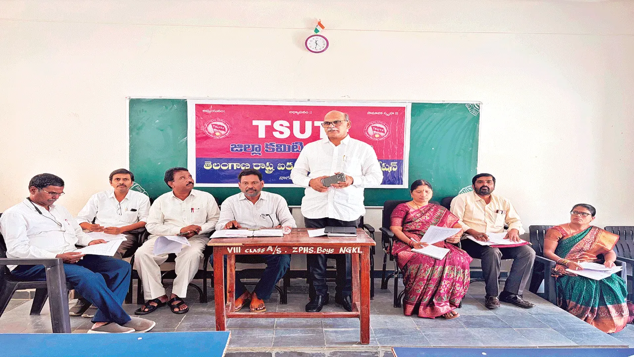దసరా సెలవుల్లో ఉపాధ్యాయుల బదిలీలు చేపట్టాలి