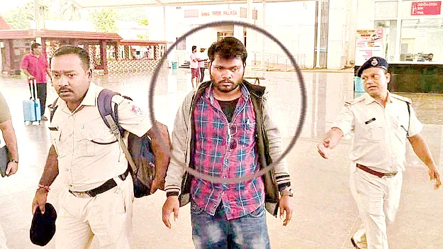 టిక్కెట్‌ అడిగినందుకు.. మహిళా టీసీపై దాడి