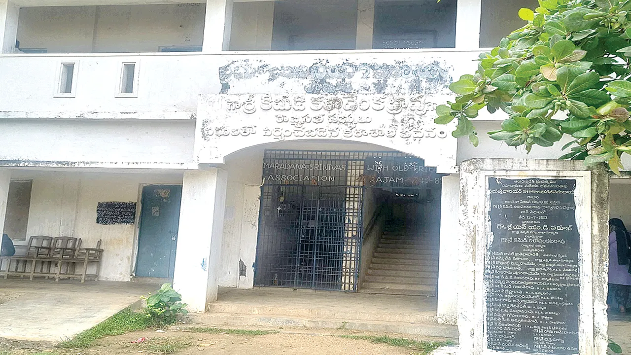 Not even half the seats are filled! సగం సీట్లూ నిండలే! – general Not even half the seats are filled! సగం సీట్లూ నిండలే! – general