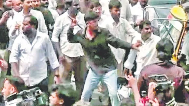 వైసీపీ నేతలపై కేసులు