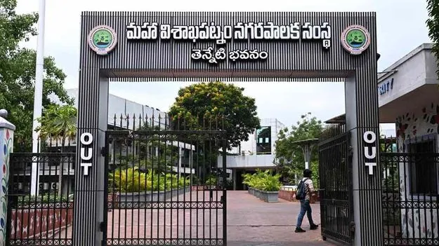 రోడ్డుపై చెత్త వేసినందుకు కొరడా