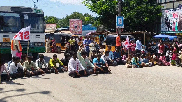 ఆర్టీసీ ప్రత్యేక బస్సులు నడపాలి