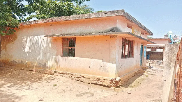పునాదులు తేలిపోయి.. గోడలు బీటలు వారి
