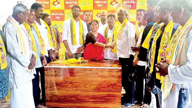 టీడీపీలో 30 కుటుంబాల చేరిక