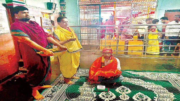 కోటదుర్గమ్మను దర్శించుకున్నఢిల్లీ హైకోర్టు న్యాయమూర్తి  