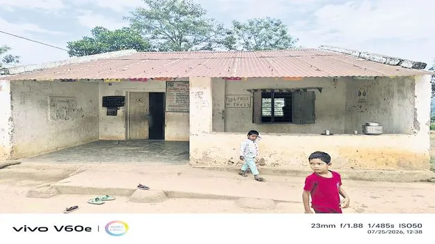 అరకొర నిర్మాణాలు.. చిన్నారుల అవస్థలు
