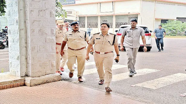  నామినేషన్‌ కేంద్రాల వద్ద పటిష్ఠ బందోబస్తు : ఎస్పీ కిశోర్‌ 