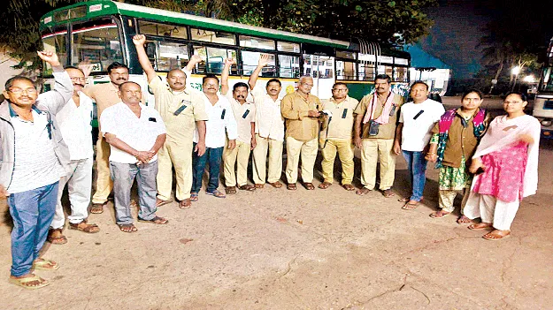    టెండర్లను రద్దు చేయాలి
