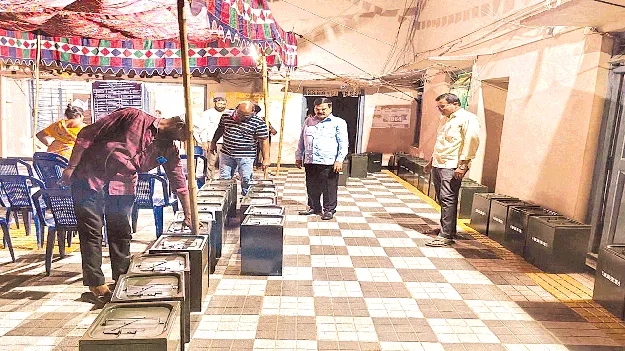 రాజాం చేరిన బ్యాలెట్‌ బాక్సులు