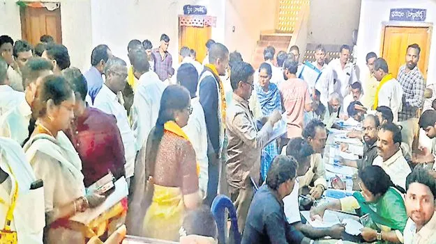 నామినేషన్ల జాతర