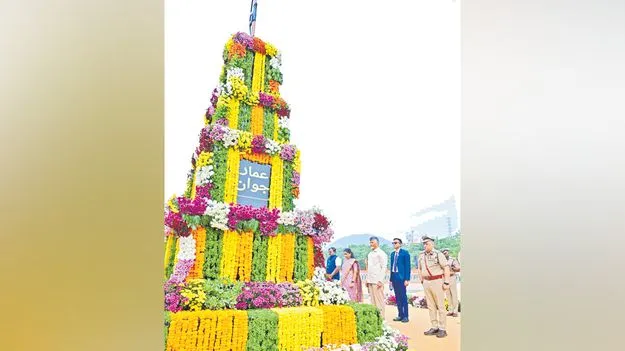 నేరస్థుల రాజకీయ ముసుగు తీయండి