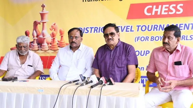 వైసీపీ హయాంలోనే సర్టిఫికెట్లు లేకుండా కొలువులు