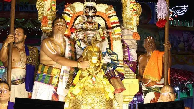 హంస వాహనంపై లీలా మోహనుడు