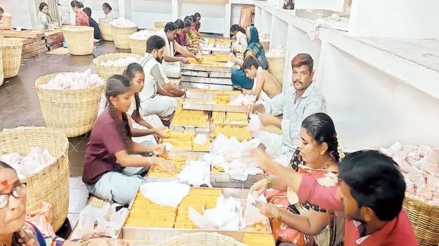 కాషాయ రంగులో పరిమళ ప్రసాదం 