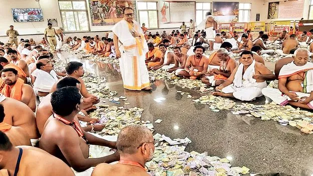 మంత్రాలయంలో హుండీ లెక్కింపు
