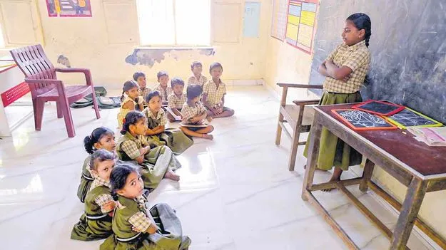 అక్కడ విద్యార్థే... టీచరమ్మ!