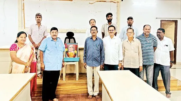 టంగుటూరిని ఆదర్శంగా తీసుకోవాలి