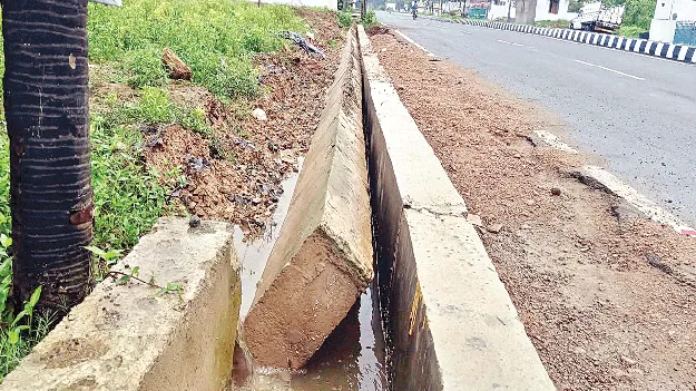మూడోసారి కూలిన డ్రైనేజీ