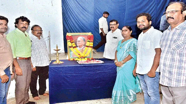 ఆంధ్రకేసరికి నివాళి