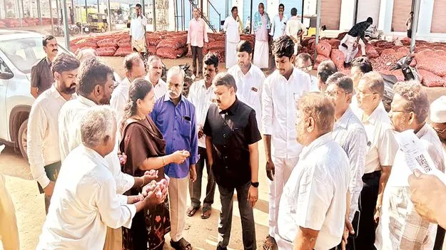 గిట్టుబాటు ధర ఇవ్వండి 