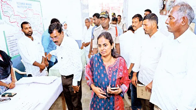 నామినేషన్‌ కేంద్రాన్ని పరిశీలించిన కలెక్టర్‌