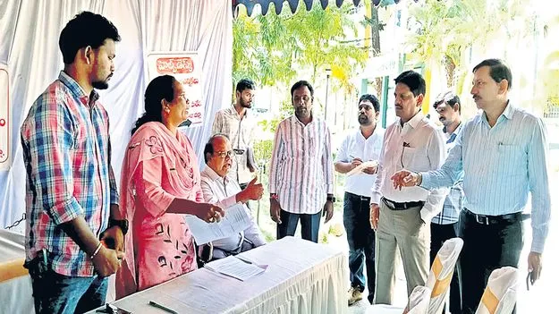 జడ్పీ నామినేషన్‌ కేంద్రం తనిఖీ