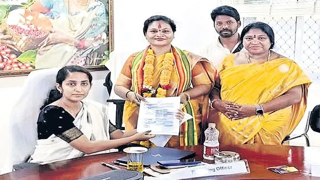 పోటాపోటీగా నామినేషన్లు