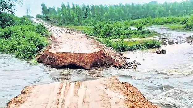 కొట్టుకుపోయిన గంగవరం తాత్కాలిక  కల్వర్టు
