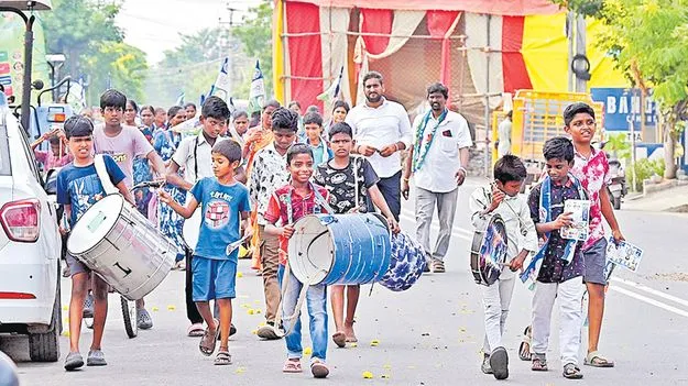 చిన్నారులతో ఎన్నికల ప్రచారం 