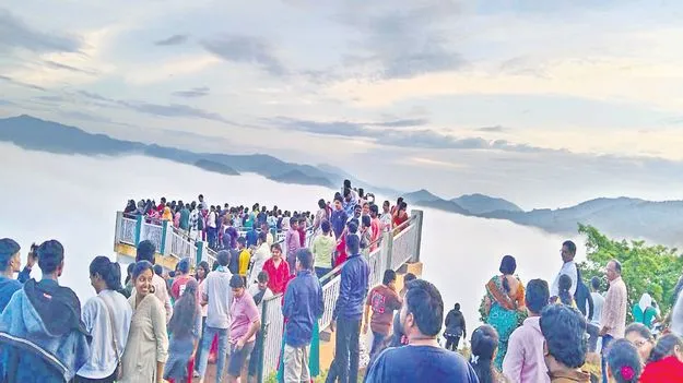 పోటెత్తిన పర్యాటకులు