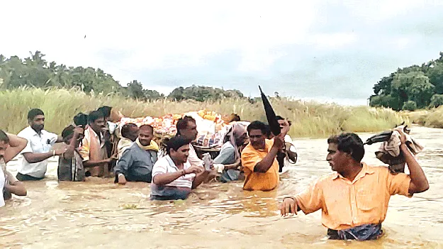 Oh God... please don't let death come during the rainy season.దేవుడా..  వర్షాకాలంలో చావు రానివ్వొద్దు