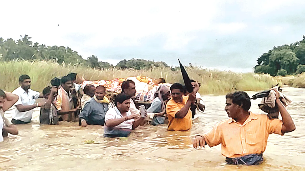 Oh God... please don't let death come during the rainy season.దేవుడా.. వర్షాకాలంలో చావు రానివ్వొద్దు