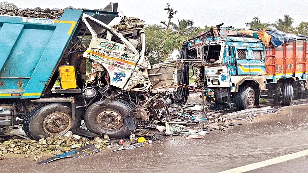  రెండు లారీ ఢీకొని ఒకరి మృతి
