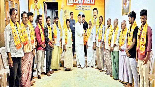 వైసీపీ నుంచి టీడీపీలోకి 20 కుటుంబాలు