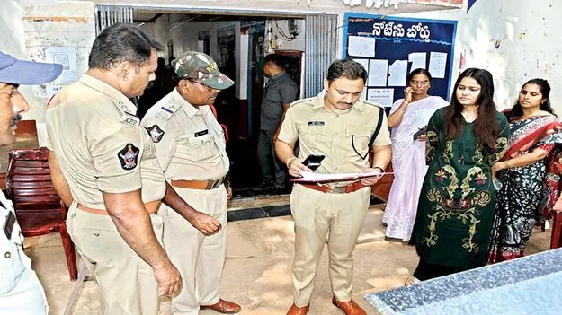 విధుల్లో అప్రమత్తంగా ఉండాలి: ఎస్పీ