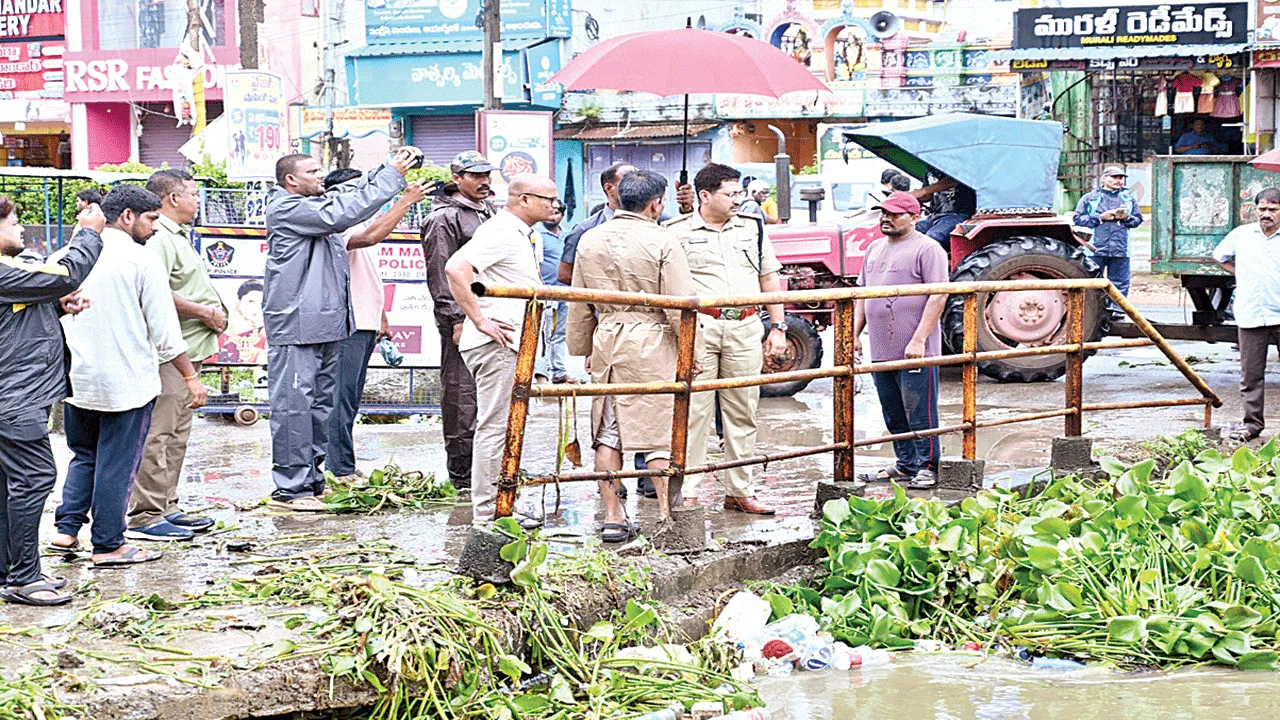 ముంపు ప్రాంతాల్లో అప్రమత్తంగా ఉండాలి