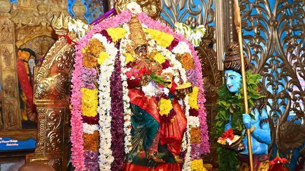 అన్నపూర్ణాదేవిగా కనకదుర్గమ్మ దర్శనం