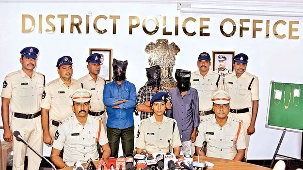    ముగ్గురు అంతర్రాష్ట్ర దొంగల అరెస్టు