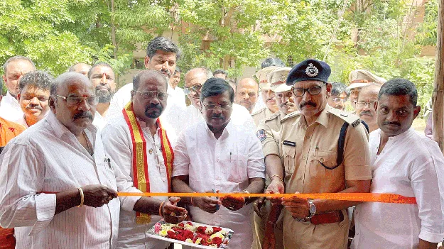 త్యాగాలను స్మరించుకోవాలి