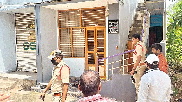 వృద్ధురాలి హత్య వెనుక పాత్రధారులెవరు?