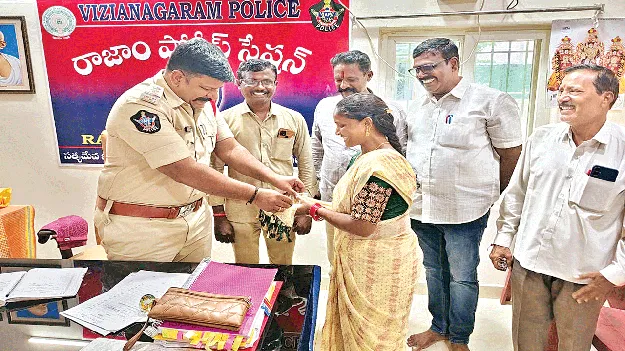  పోలీసుల సమయస్ఫూర్తి.. డ్రైవర్‌ నిజాయితీ